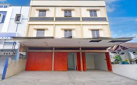 RedDoorz Syariah near AP Pettarani 3